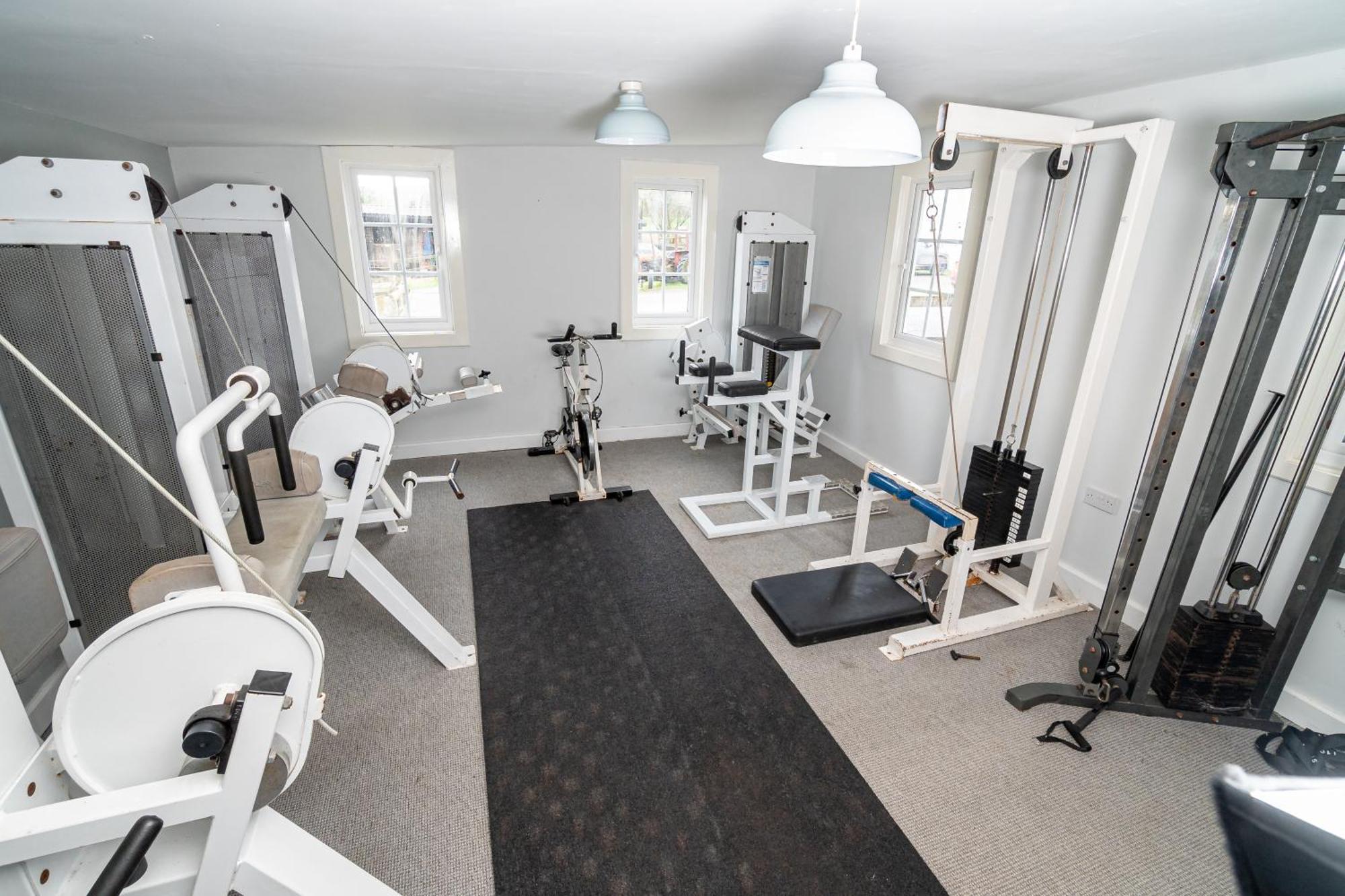 -- Huge -- 5-bedroom & Private Gym By Tailored Суонси