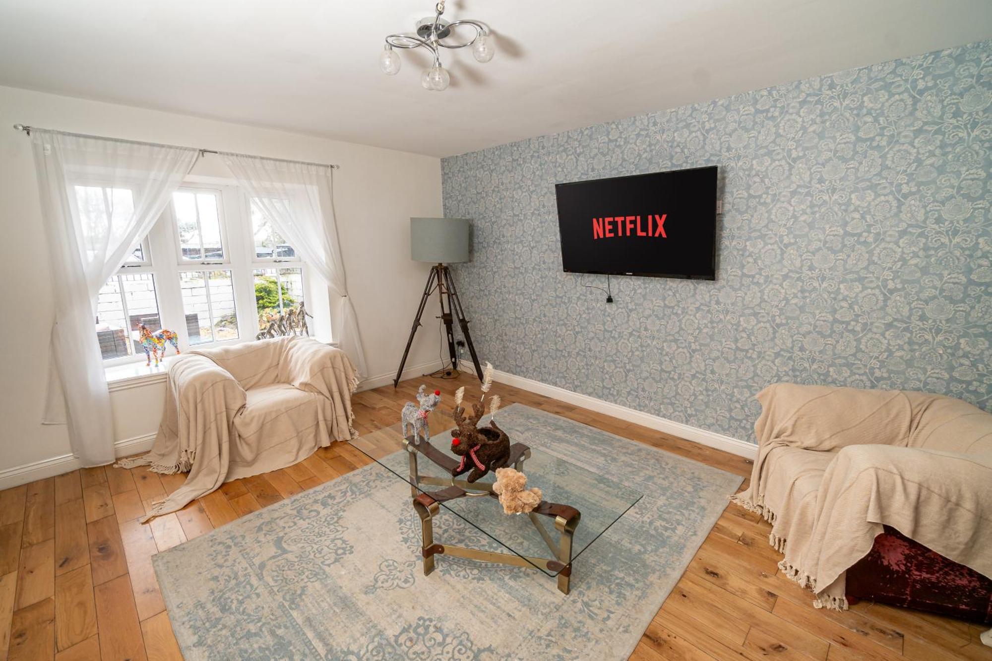 -- Huge -- 5-bedroom & Private Gym By Tailored * Суонси