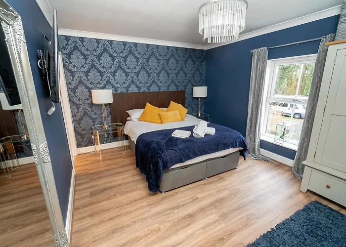 -- Huge -- 5-Bedroom Home & Private Gym By Tailored Accommodation