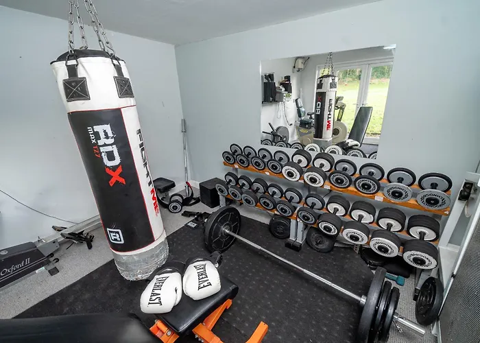 -- Huge -- 5-Bedroom Home & Private Gym By Tailored Accommodation