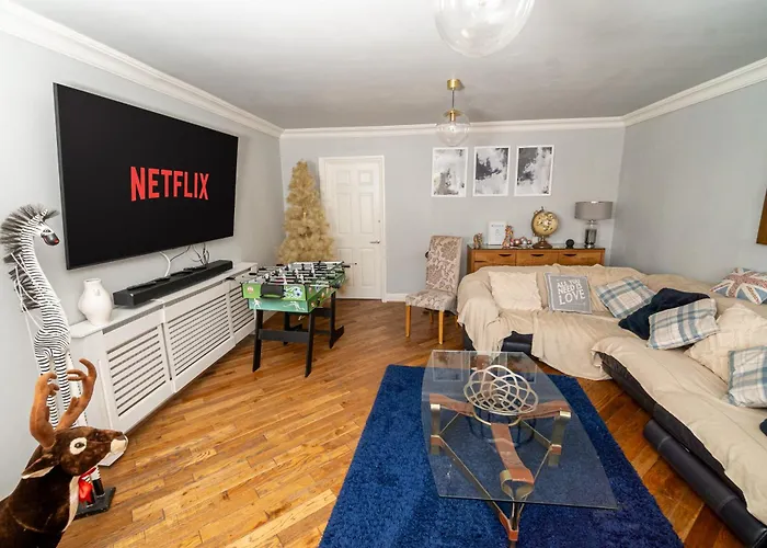 -- Huge -- 5-Bedroom Home & Private Gym By Tailored Accommodation