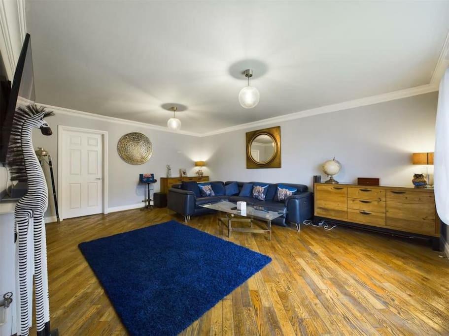 Holiday home -- Huge -- 5-bedroom & Private Gym By Tailored *