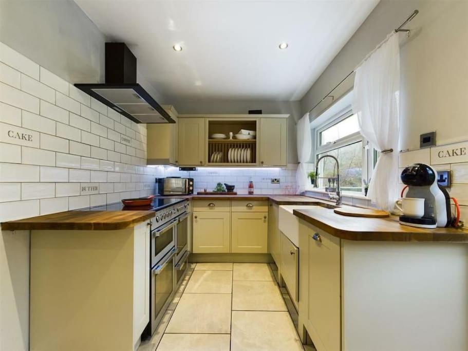 Holiday home -- Huge -- 5-bedroom & Private Gym By Tailored