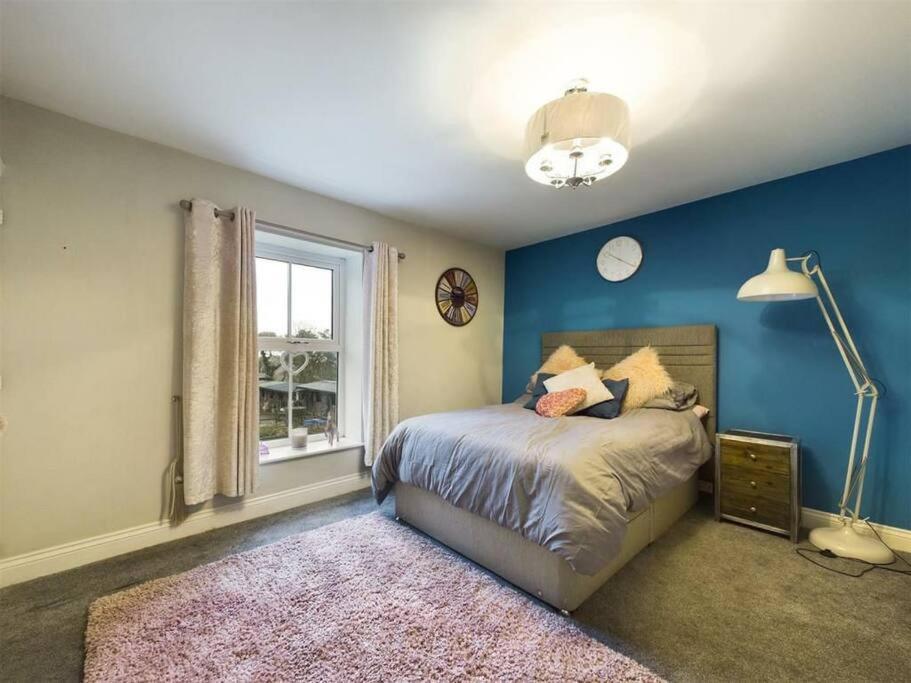 -- Huge -- 5-bedroom & Private Gym By Tailored Holiday home